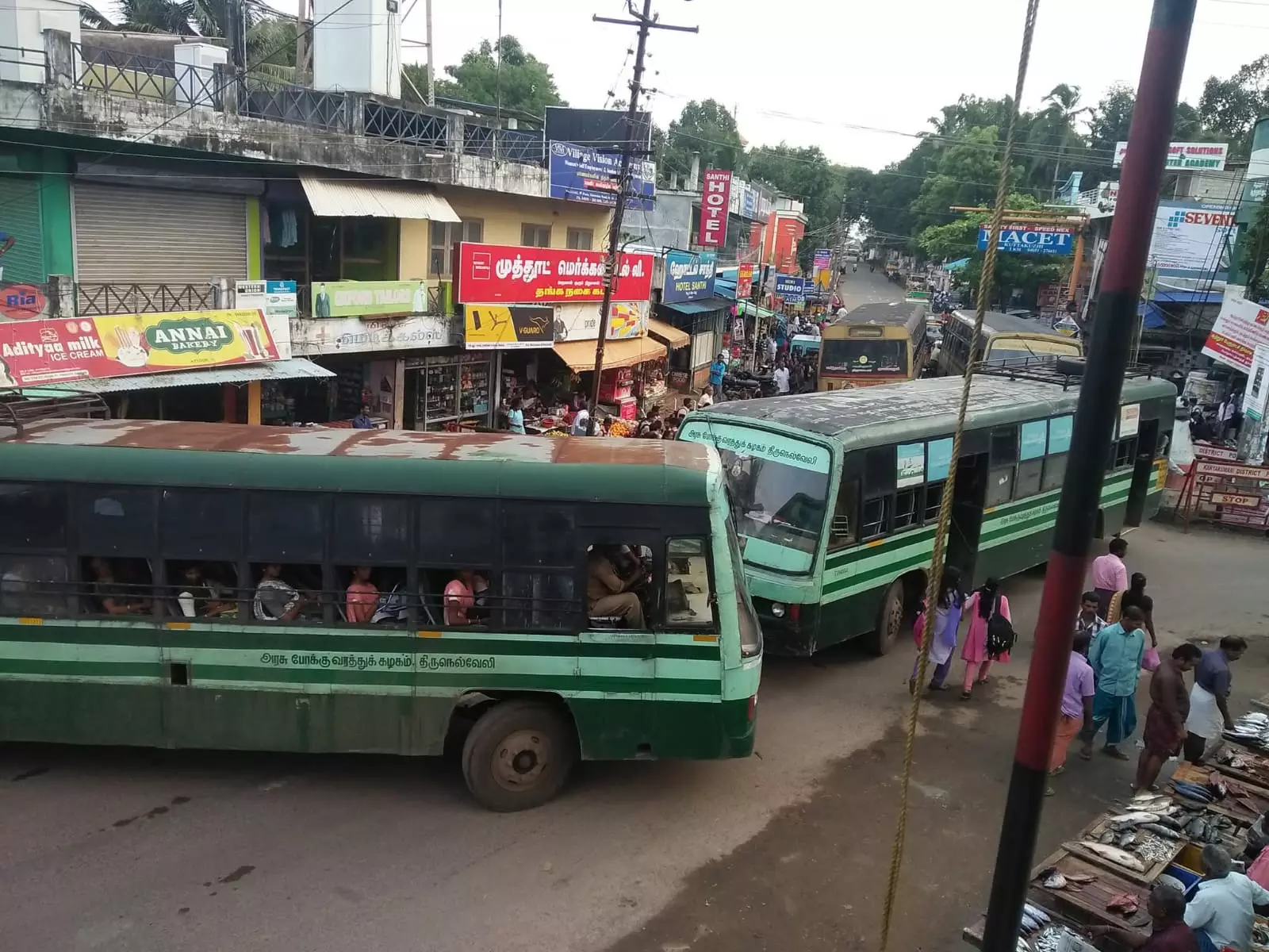 போலீசாரை நியமிக்க வேண்டும்