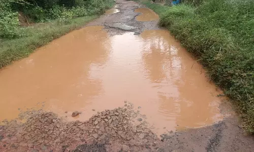 குண்டும், குழியுமான சாலை குண்டும், குழியுமான சாலை