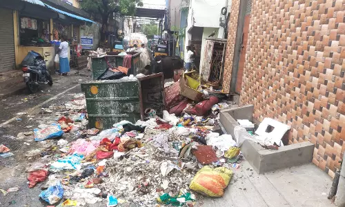 சாலையில் தேங்கும் கழிவுகள் சாலையில் தேங்கும் கழிவுகள்