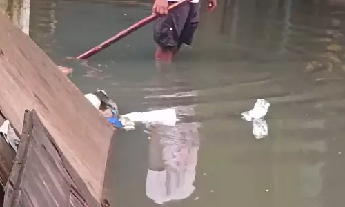 குடியிருப்புக்குள் புகுந்த மழைநீர்! குடியிருப்புக்குள் புகுந்த மழைநீர்!