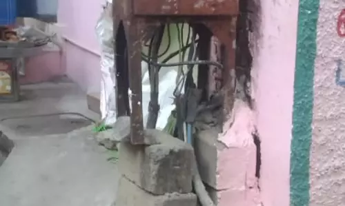 அலட்சியமான மின்வாரிய அதிகாரிகள் அலட்சியமான மின்வாரிய அதிகாரிகள்