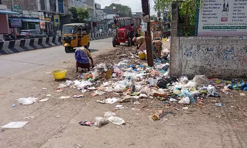 சாலையில் கொட்டப்படும் குப்பைகள் சாலையில் கொட்டப்படும் குப்பைகள்