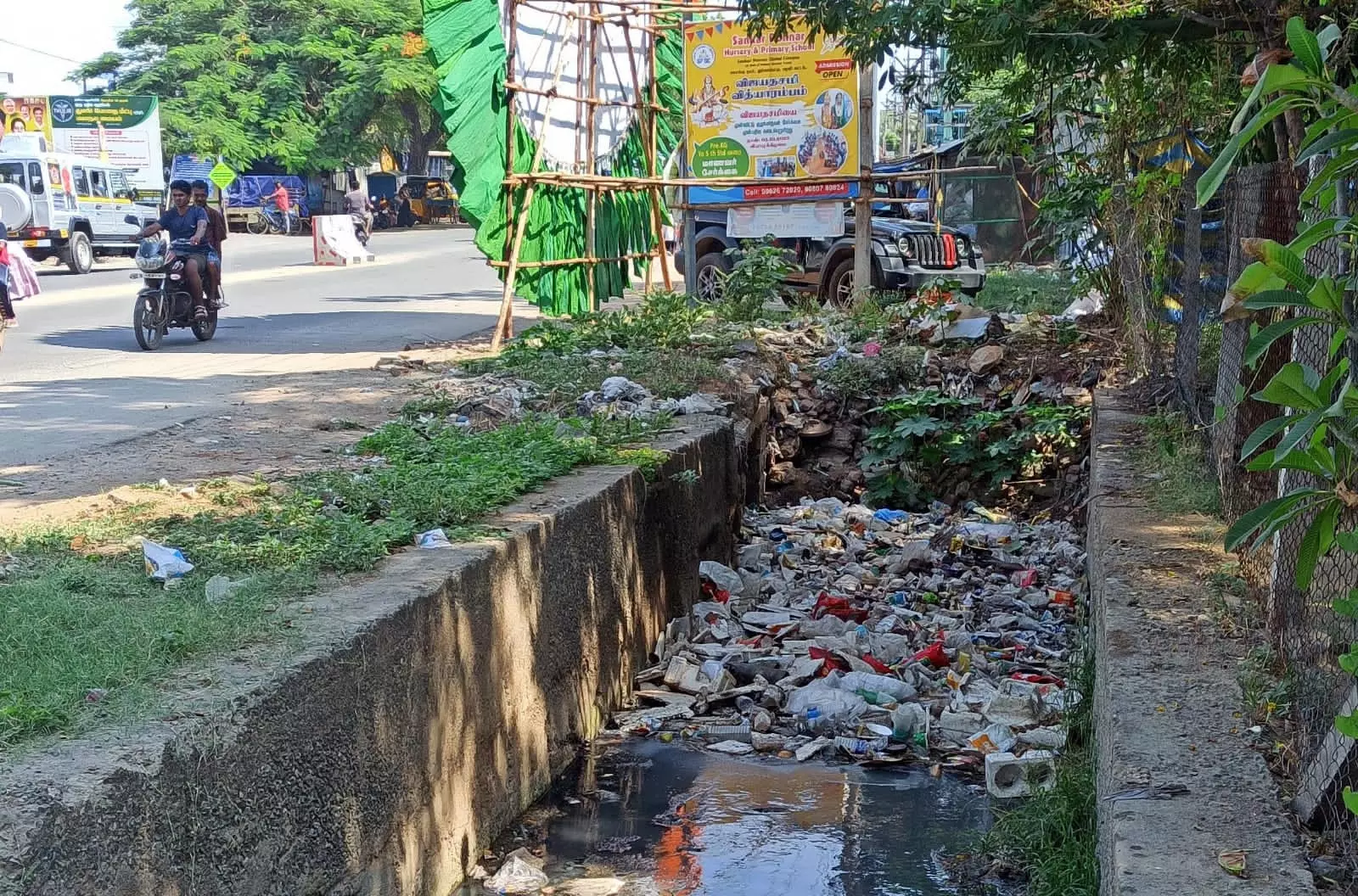 கால்வாயில் வீசப்படும் குப்பைகள்