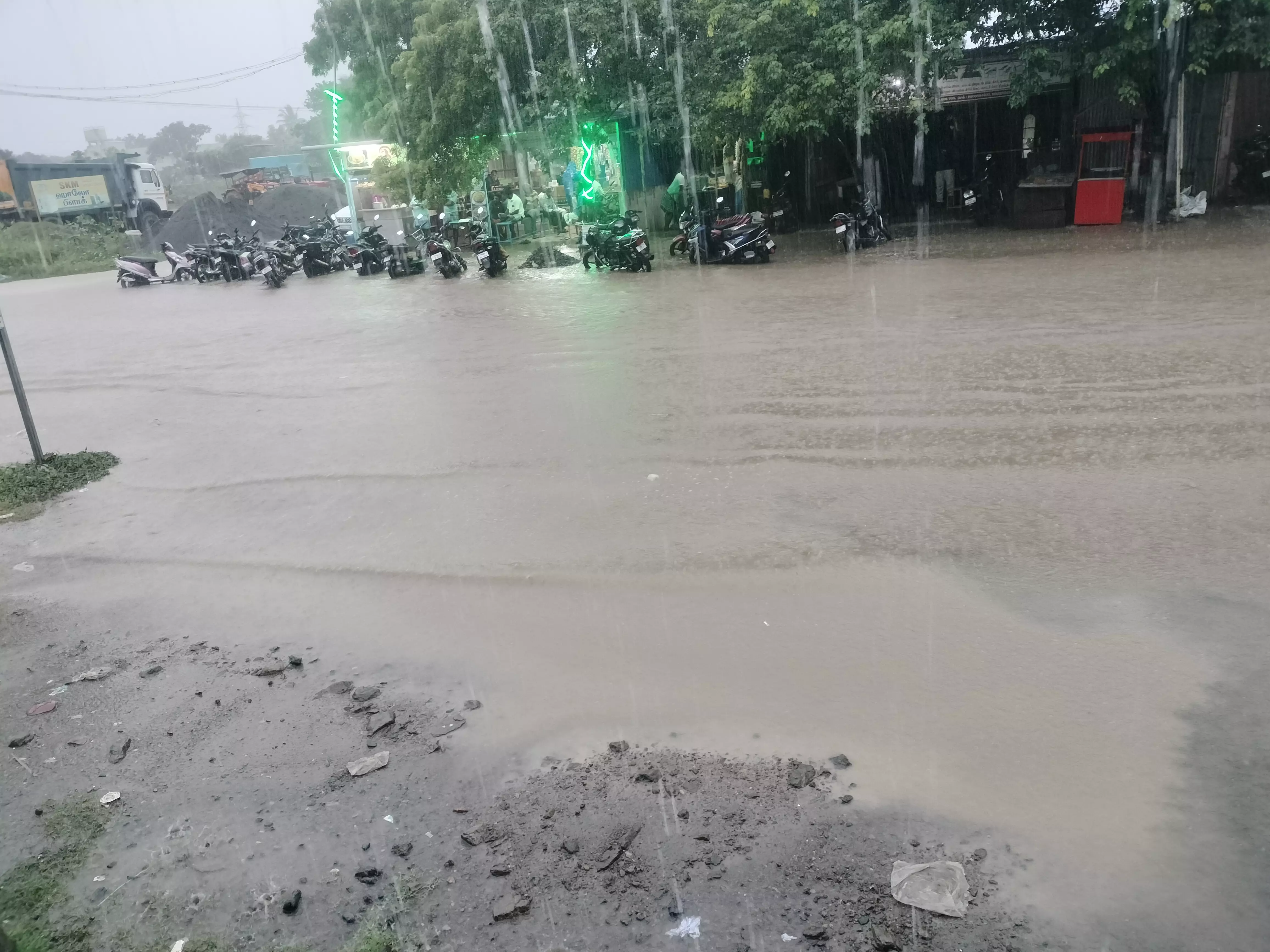 பக்க கால்வாய் வசதி தேவை பக்க கால்வாய் வசதி தேவை