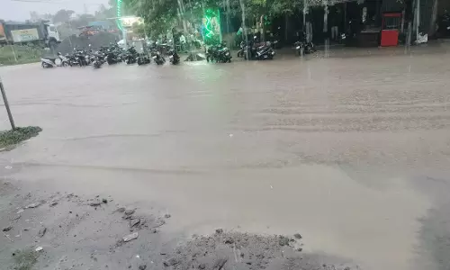 பக்க கால்வாய் வசதி தேவை பக்க கால்வாய் வசதி தேவை