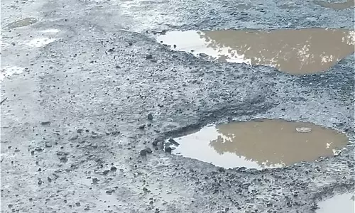 குண்டும், குழியுமான சாலை குண்டும், குழியுமான சாலை