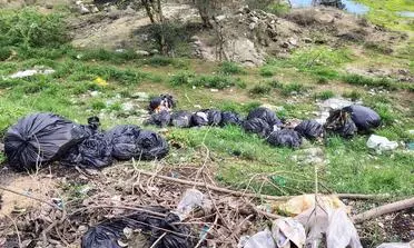 குட்டையில் கொட்டப்படும் இறைச்சி கழிவுகள் குட்டையில் கொட்டப்படும் இறைச்சி கழிவுகள்