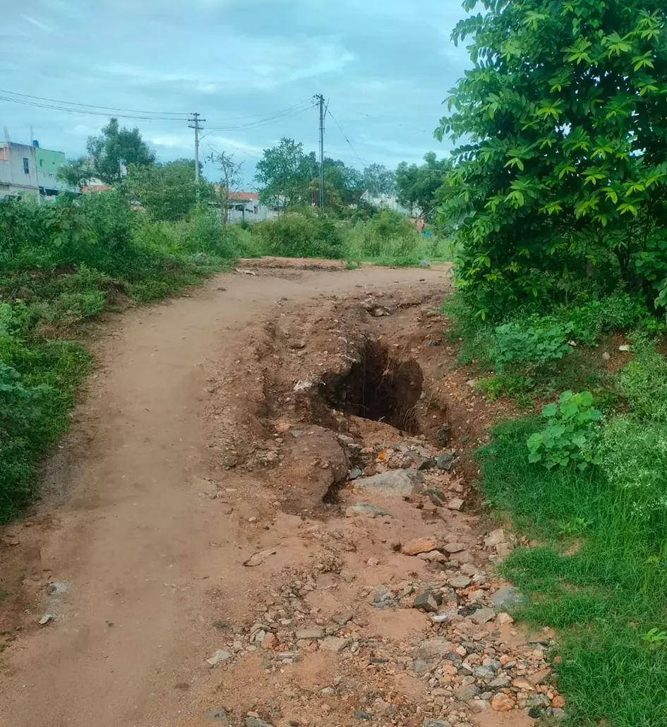 சாலையில் மண் அரிப்பு சாலையில் மண் அரிப்பு