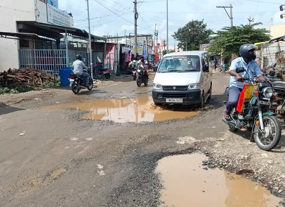 சாலையின் நடுவில் குளம் சாலையின் நடுவில் குளம்