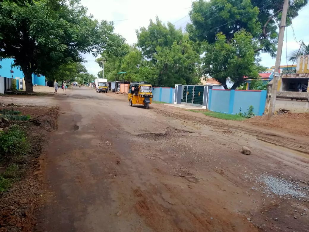 குண்டும் குழியுமான சாலை குண்டும் குழியுமான சாலை