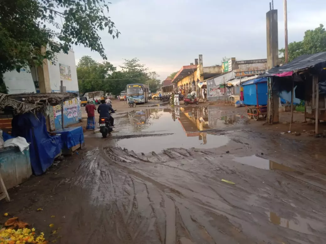 சேறும், சகதியுமான பஸ் நிலையம் சேறும், சகதியுமான பஸ் நிலையம்