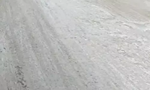 சாலையில் ஆபத்தான பள்ளம்