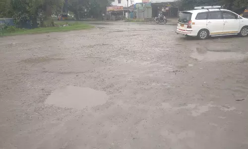 பழுதடைந்த சாலை