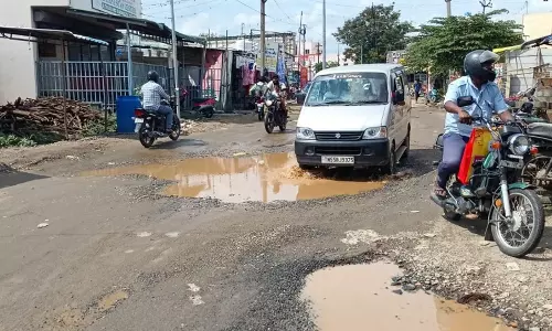 சாலையின் நடுவில் குளம் சாலையின் நடுவில் குளம்