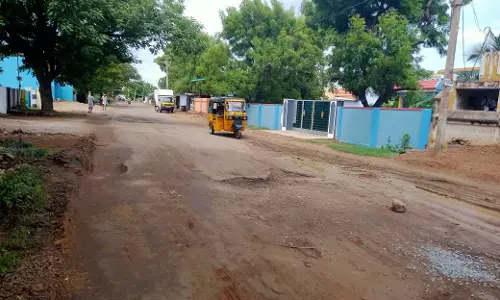குண்டும் குழியுமான சாலை குண்டும் குழியுமான சாலை