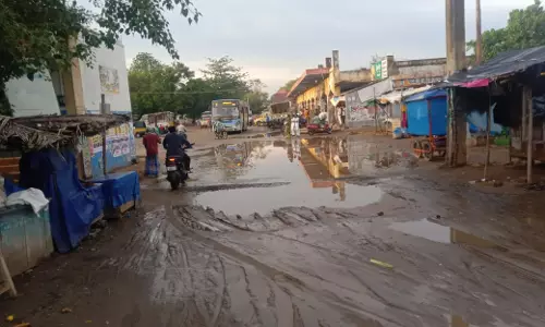 சேறும், சகதியுமான பஸ் நிலையம் சேறும், சகதியுமான பஸ் நிலையம்