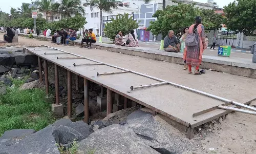 உடைந்து விழுந்த தடுப்பு கம்பி