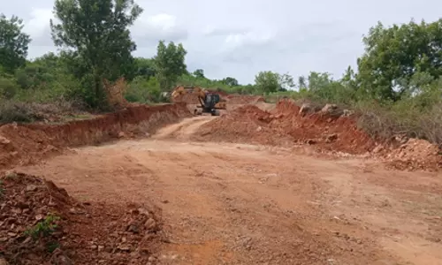 மலைக்குன்றுகளை தகர்க்கும் அவலம் மலைக்குன்றுகளை தகர்க்கும் அவலம்