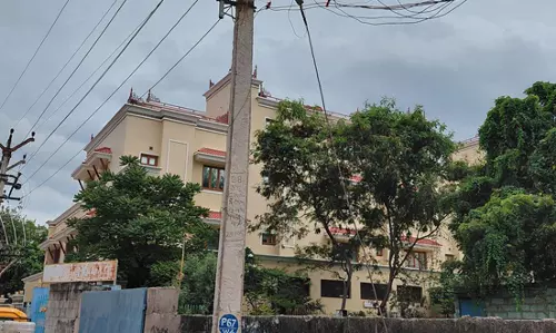 சேதமடைந்த மின்கம்பம்