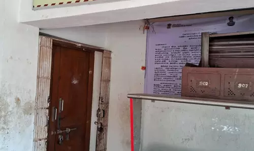 மூடப்பட்ட ஆதார் கார்டு சேவை மையம் மூடப்பட்ட ஆதார் கார்டு சேவை மையம்