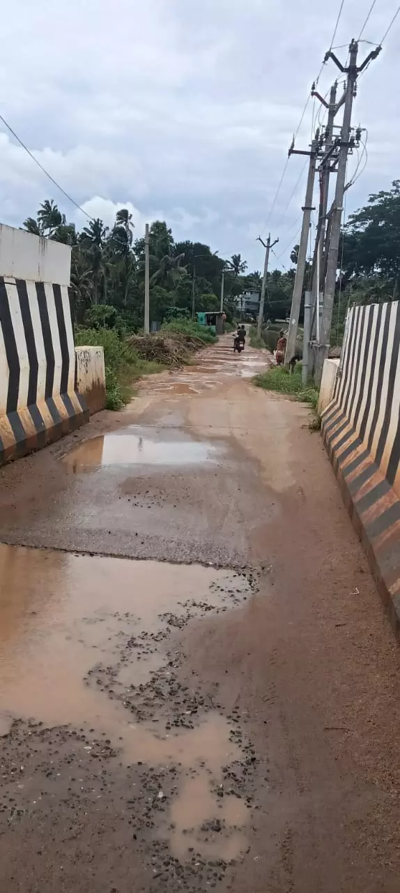 சேதமடைந்த சாலை சேதமடைந்த சாலை