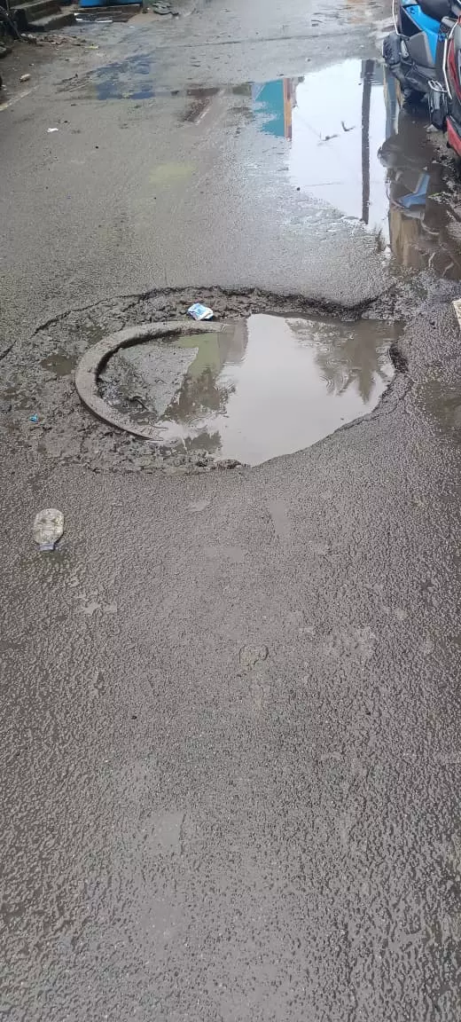 சாலையின் நடுவே பள்ளம்