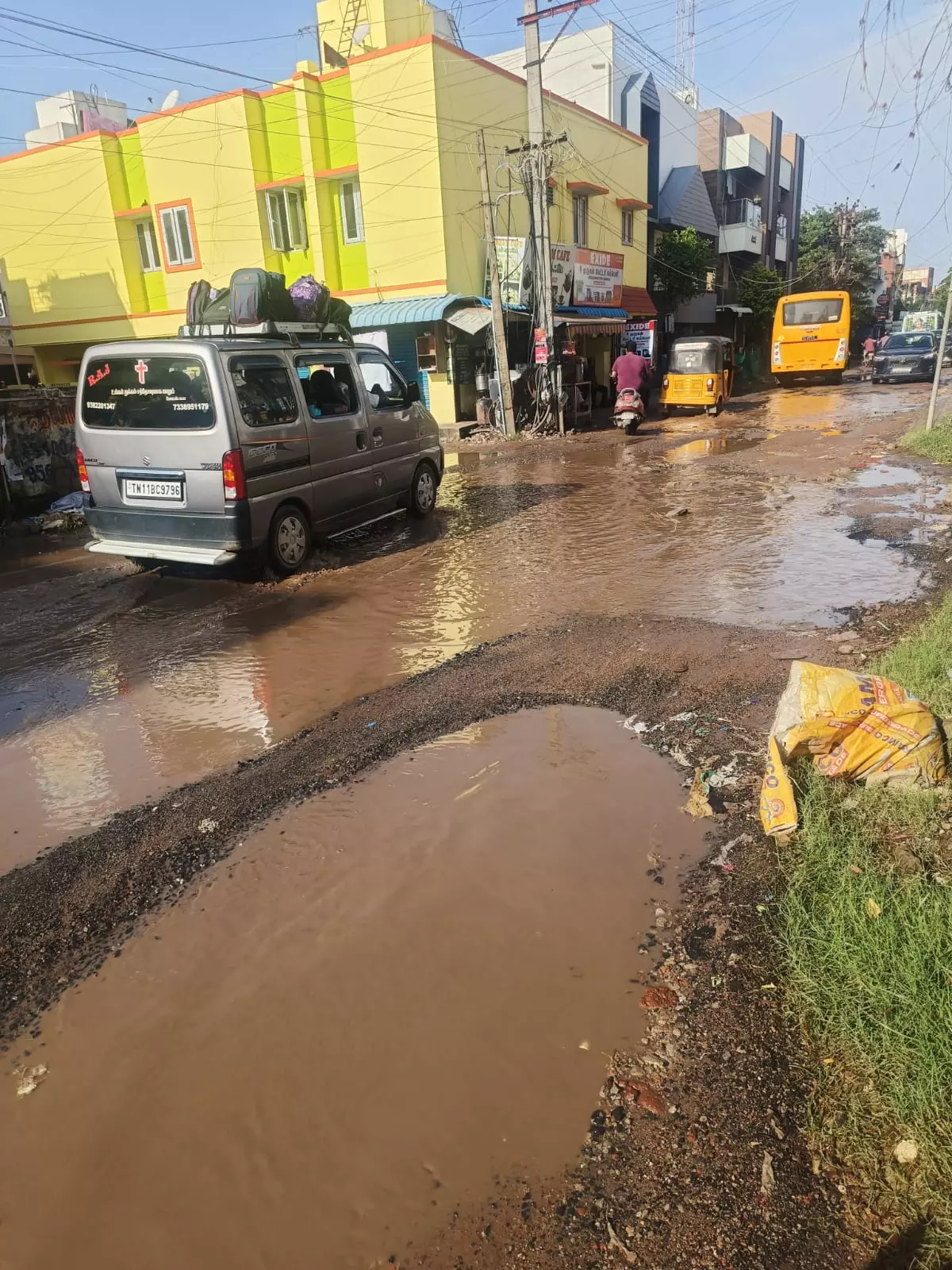 குண்டும் குழியுமான சாலை