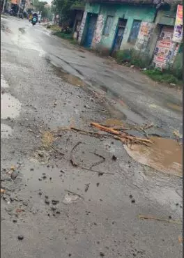 பள்ளங்களாக காட்சியளிக்கும் சாலைகள் பள்ளங்களாக காட்சியளிக்கும் சாலைகள்