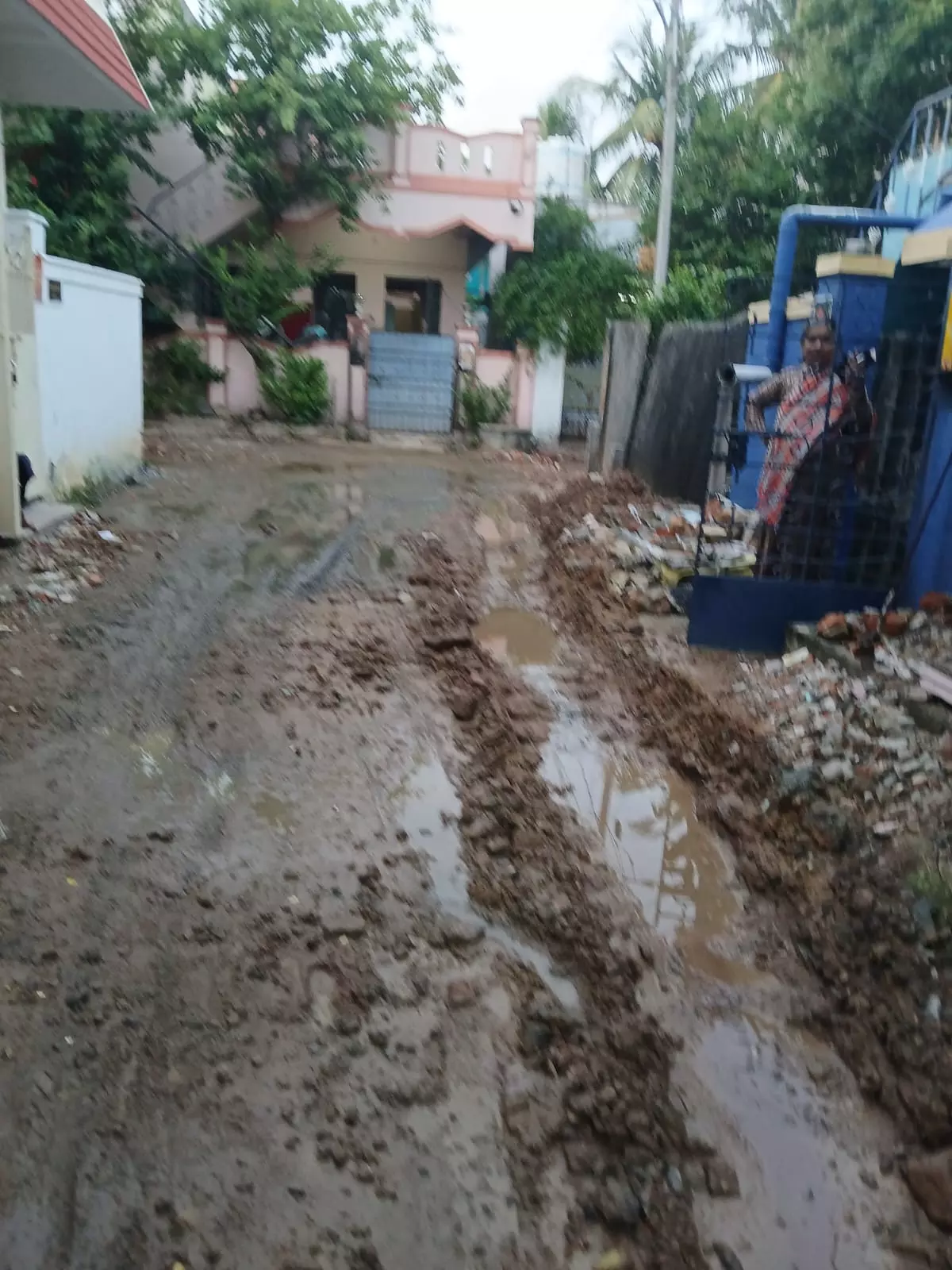 சேறும் சகதியுமான சாலை