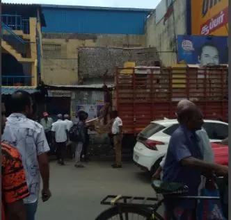 பொதுமக்களுக்கு இடையூறாக டாஸ்மாக் கடை