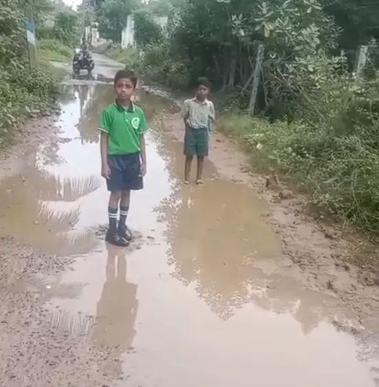 மண் சாலையை மேம்படுத்துவார்களா?