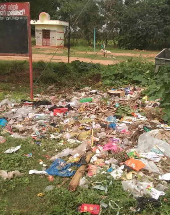 சாலையோரம் கொட்டப்படும் குப்பைகள்