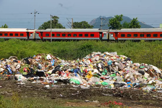 குவிந்து கிடக்கும் பிளாஸ்டிக் கழிவுகள்