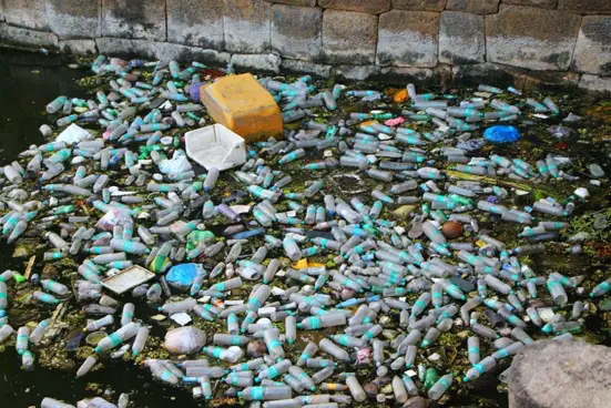 அகழியில் மிதக்கும் பிளாஸ்டிக் பாட்டில்கள்