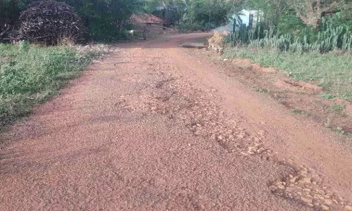 குண்டும், குழியுமான சாலை குண்டும், குழியுமான சாலை