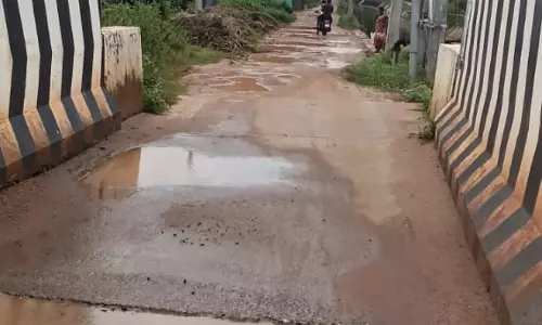 சேதமடைந்த சாலை சேதமடைந்த சாலை