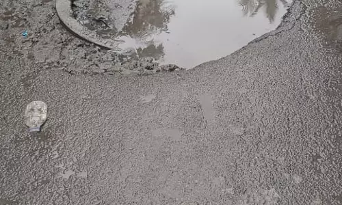 சாலையின் நடுவே பள்ளம்