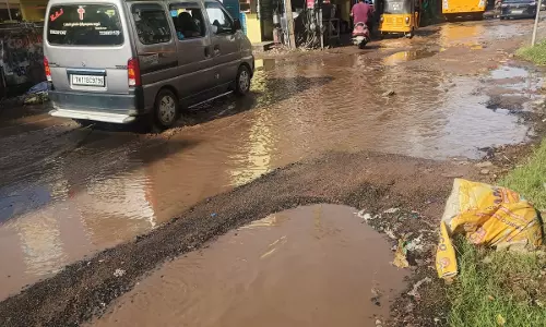 குண்டும் குழியுமான சாலை