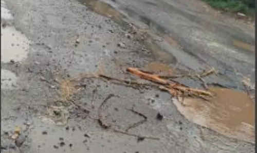 பள்ளங்களாக காட்சியளிக்கும் சாலைகள்