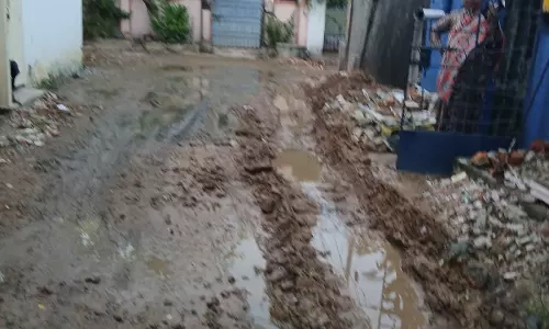 சேறும் சகதியுமான சாலை சேறும் சகதியுமான சாலை