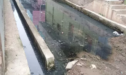 சாலையில் தேங்கும் கழிவுநீர்