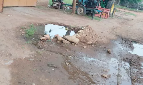 குழாய் உடைப்பால் வீணாகும் குடிநீர்