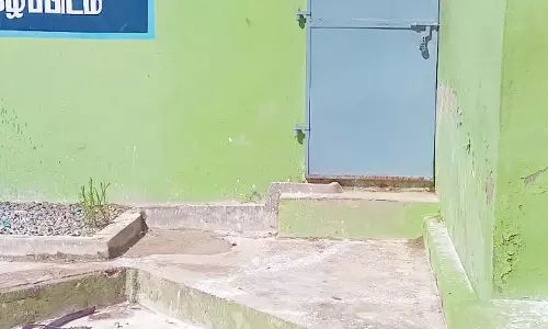 பூட்டிக் கிடக்கும் கழிப்பிடம்