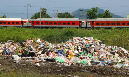 குவிந்து கிடக்கும் பிளாஸ்டிக் கழிவுகள்