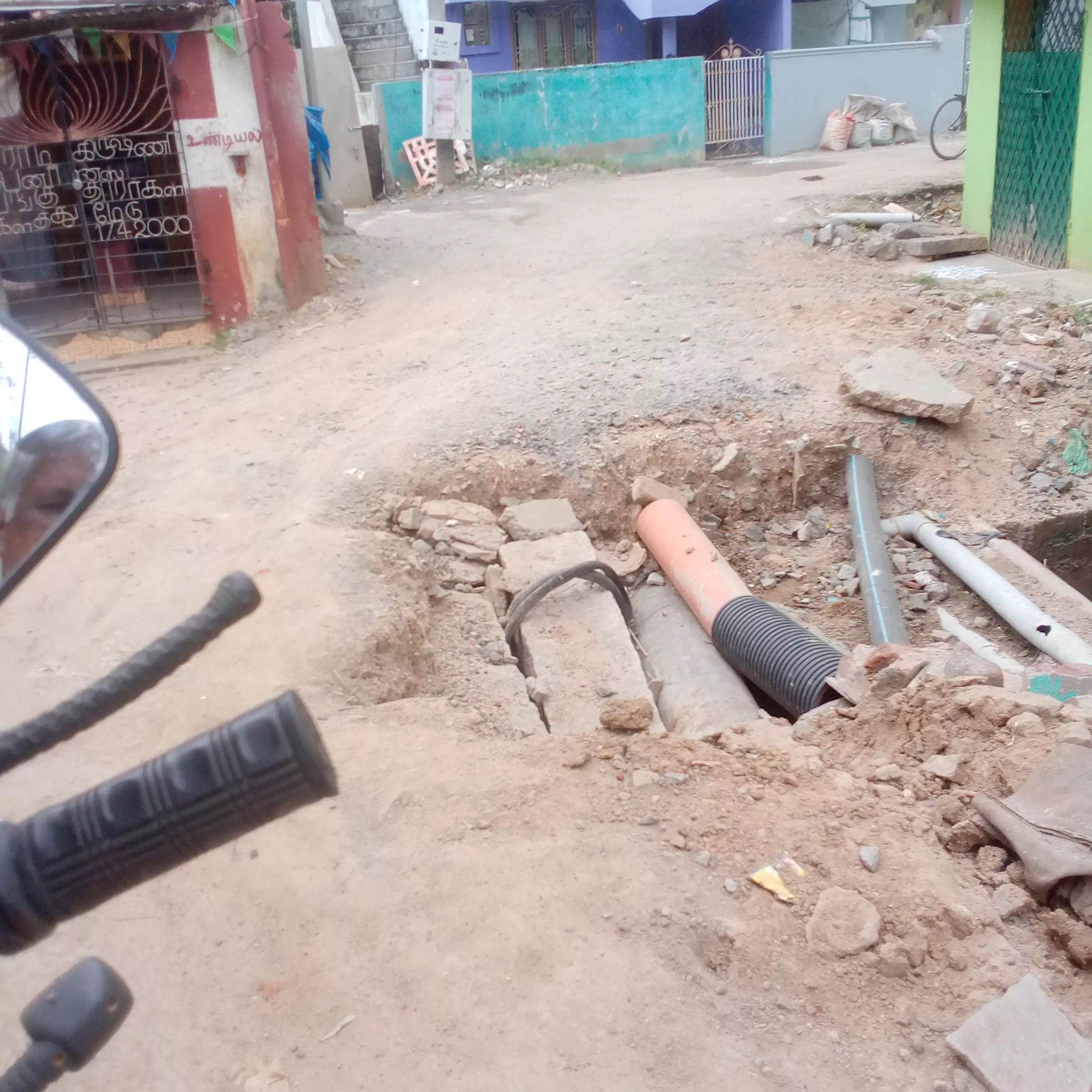 மூடப்படாத பள்ளம் மூடப்படாத பள்ளம்