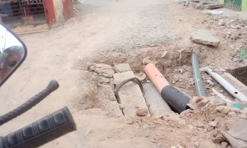 மூடப்படாத பள்ளம்