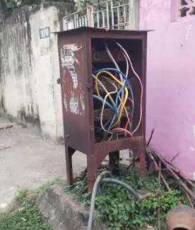 துருபிடித்த மின்பெட்டிகள் துருபிடித்த மின்பெட்டிகள்