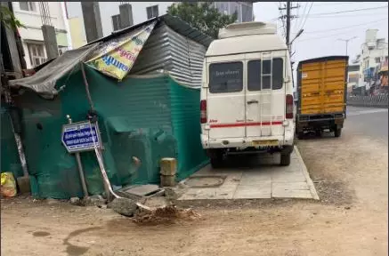 நடைபாதையை ஆக்கிரமிக்கும் வாகனங்கள் நடைபாதையை ஆக்கிரமிக்கும் வாகனங்கள்