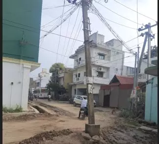 பொதுமக்களை அச்சுறுத்தும் மின்கம்பம் பொதுமக்களை அச்சுறுத்தும் மின்கம்பம்