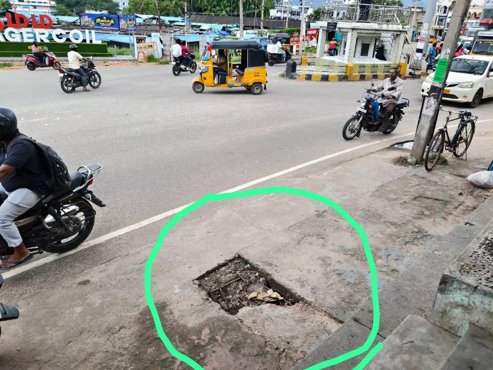 சேதமடைந்த கான்கிரீட் ஸ்லாப் சேதமடைந்த கான்கிரீட் ஸ்லாப்